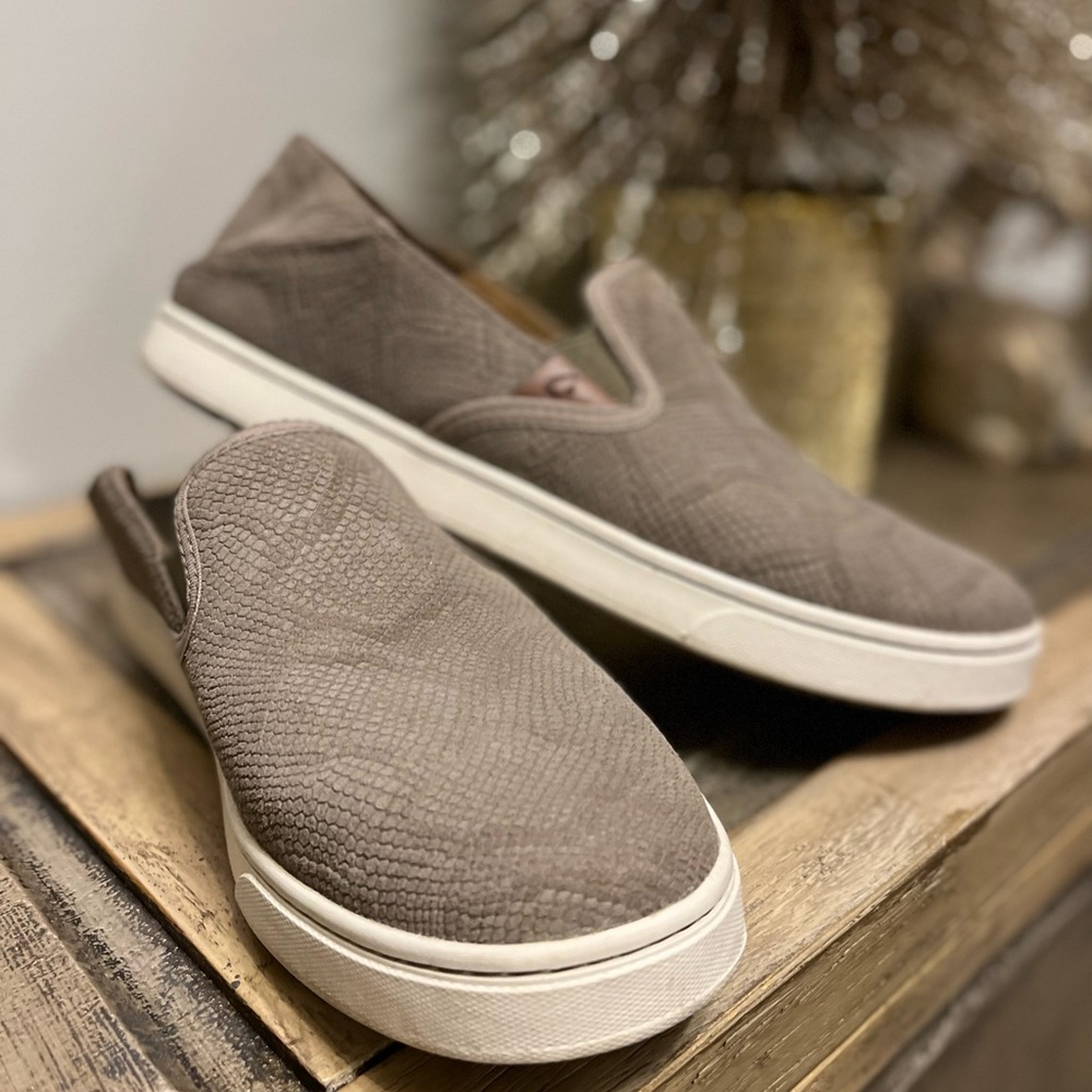OLUKAI Women's Pehuea Tan Leather Snakeskin Texture Convertible Slides 8.5